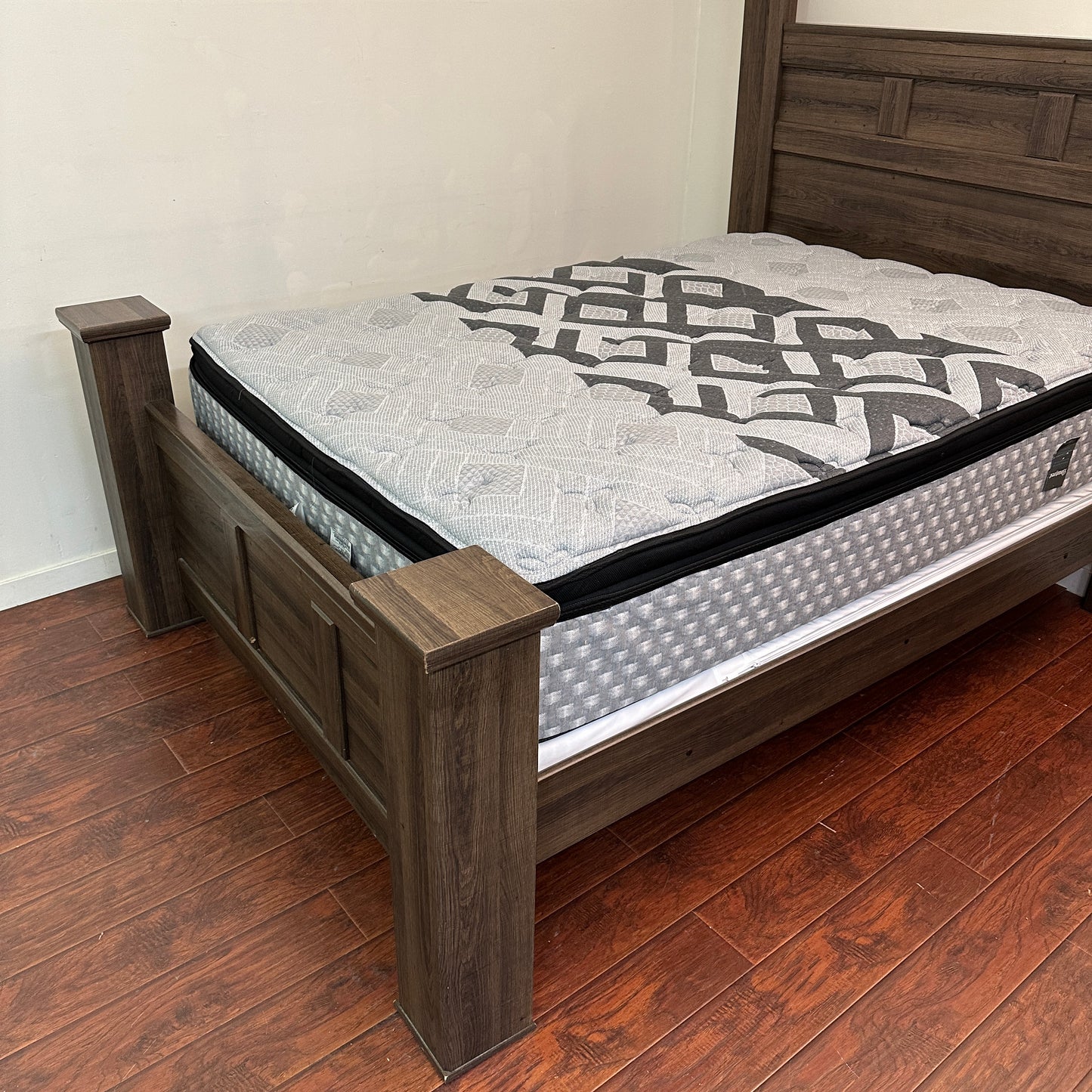 Juararo Queen Bed with Beautyrest Mattress