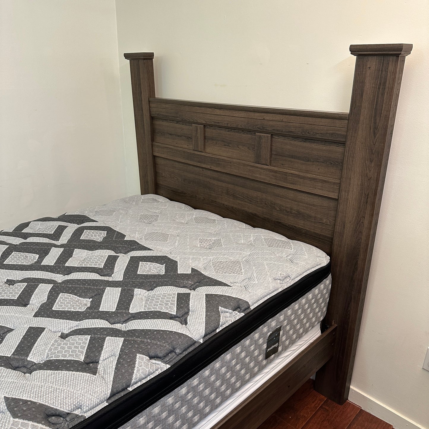 Juararo Queen Bed with Beautyrest Mattress