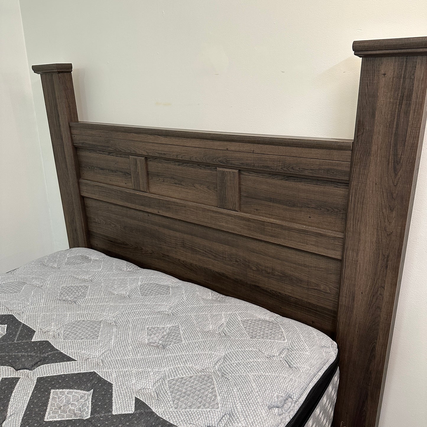 Juararo Queen Bed with Beautyrest Mattress