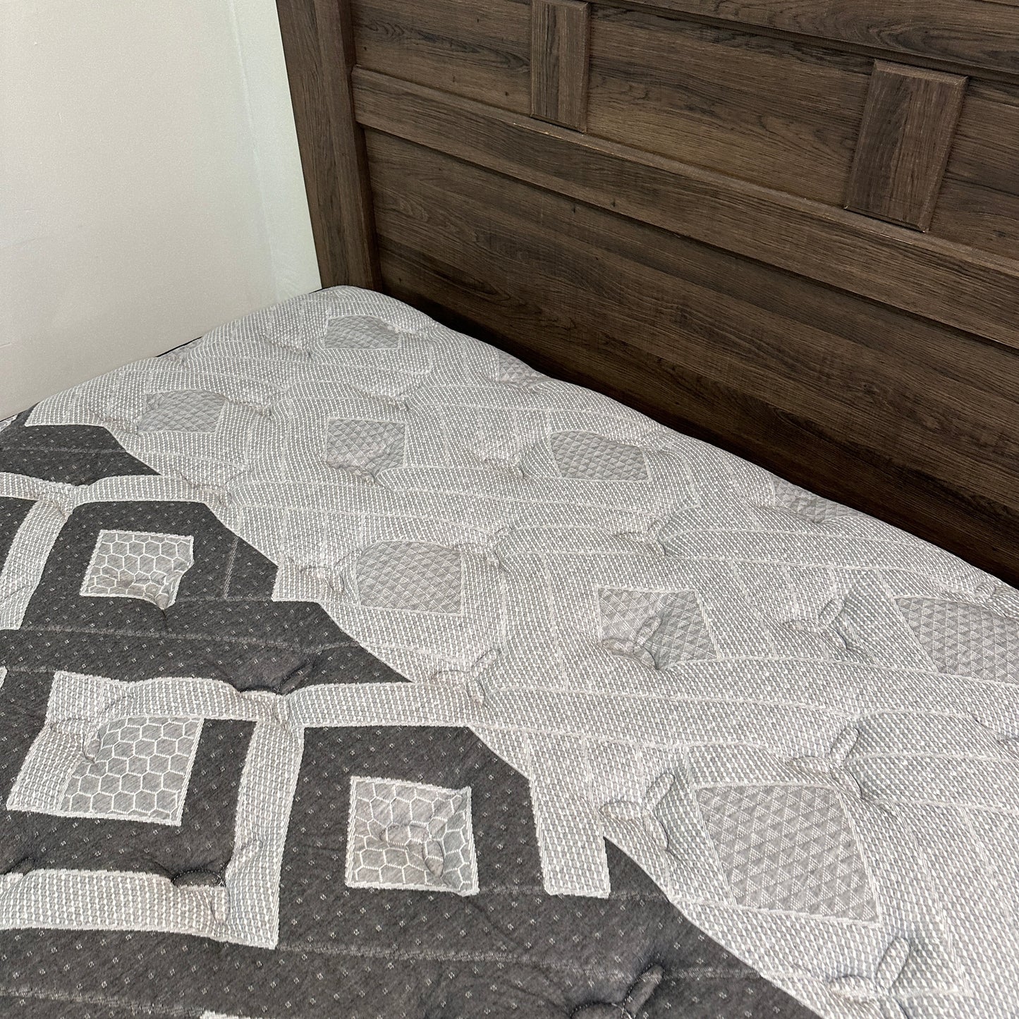 Juararo Queen Bed with Beautyrest Mattress