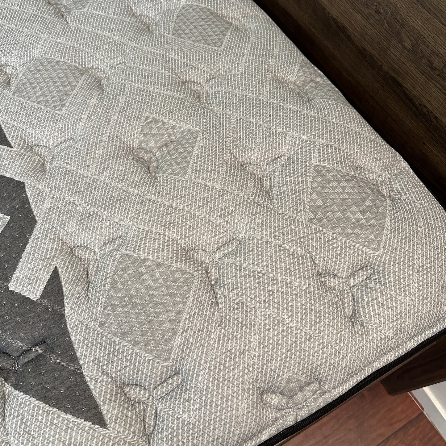 Juararo Queen Bed with Beautyrest Mattress