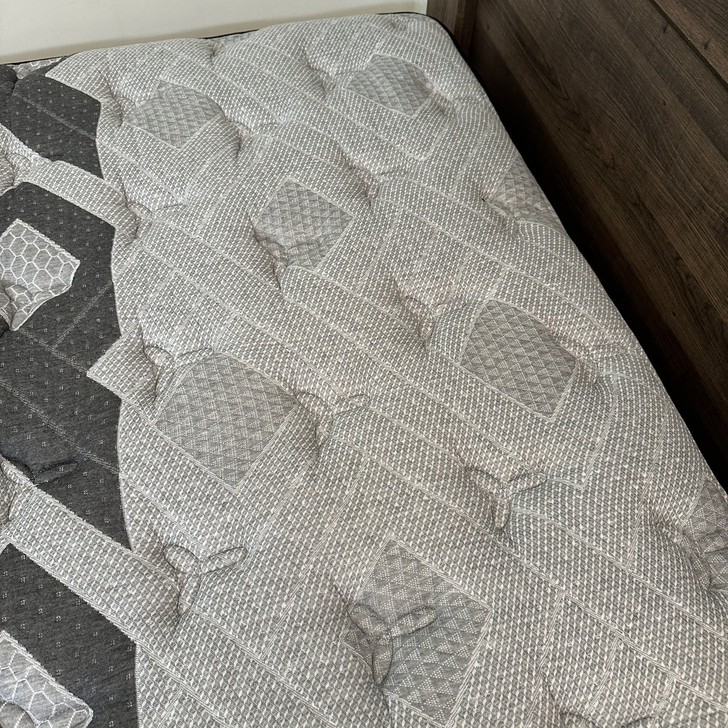 Juararo Queen Bed with Beautyrest Mattress