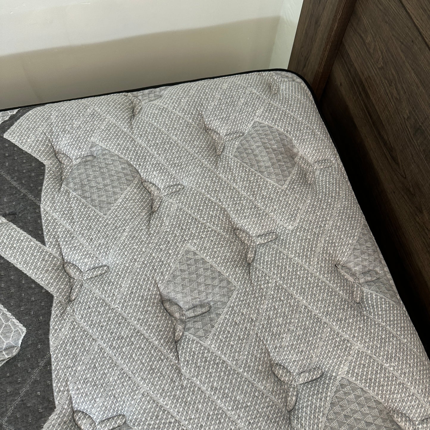 Juararo Queen Bed with Beautyrest Mattress