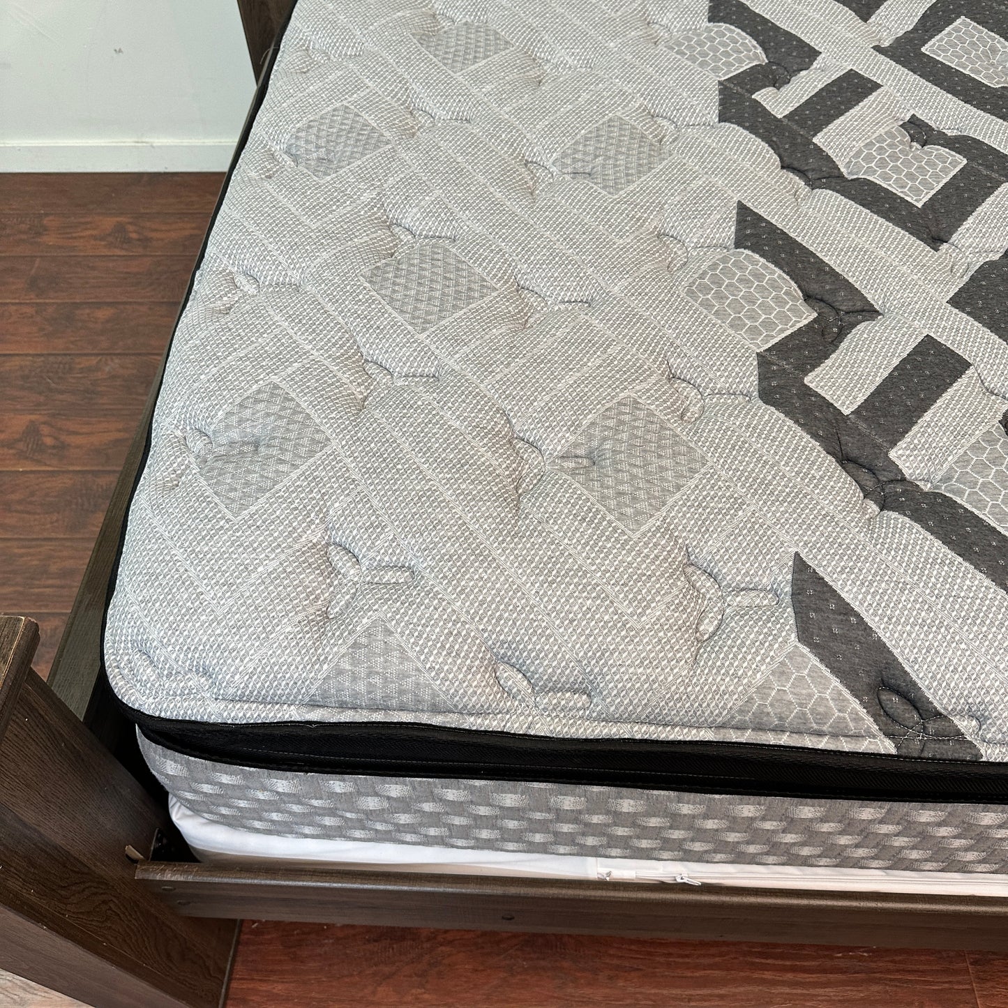 Juararo Queen Bed with Beautyrest Mattress