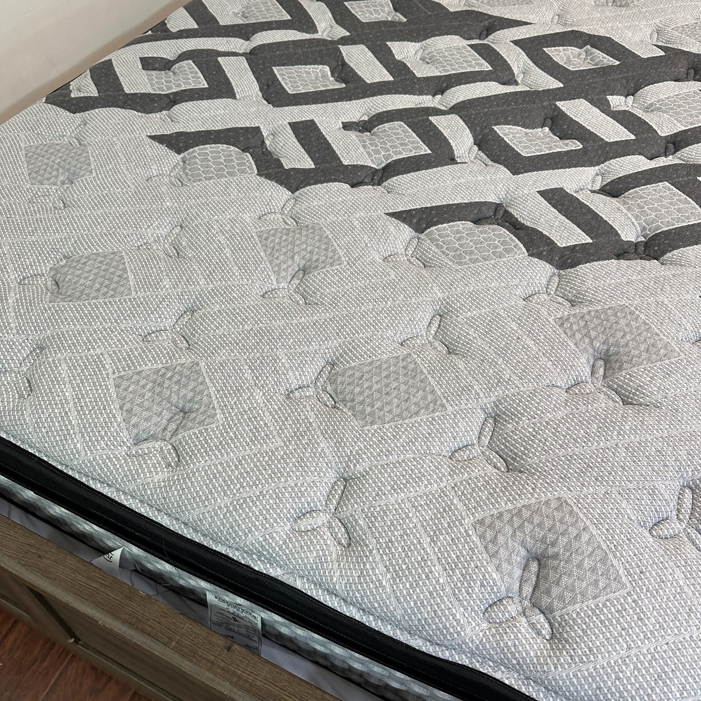 Juararo Queen Bed with Beautyrest Mattress