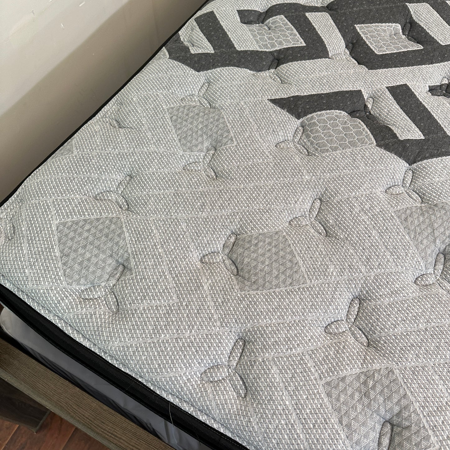 Juararo Queen Bed with Beautyrest Mattress
