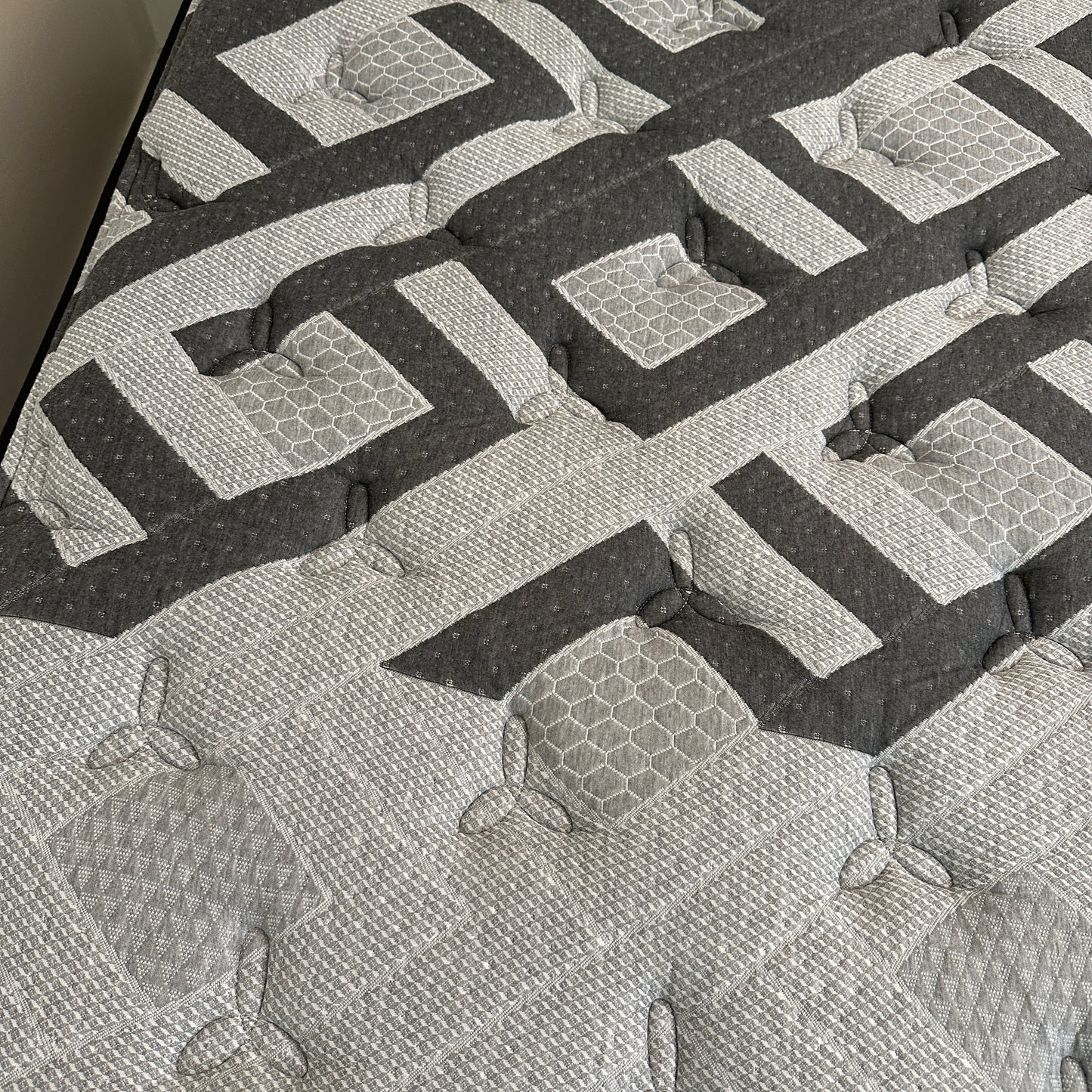 Juararo Queen Bed with Beautyrest Mattress