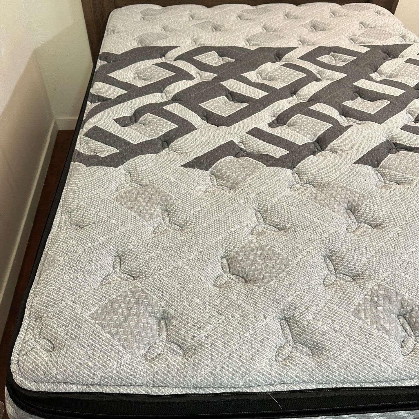 Juararo Queen Bed with Beautyrest Mattress
