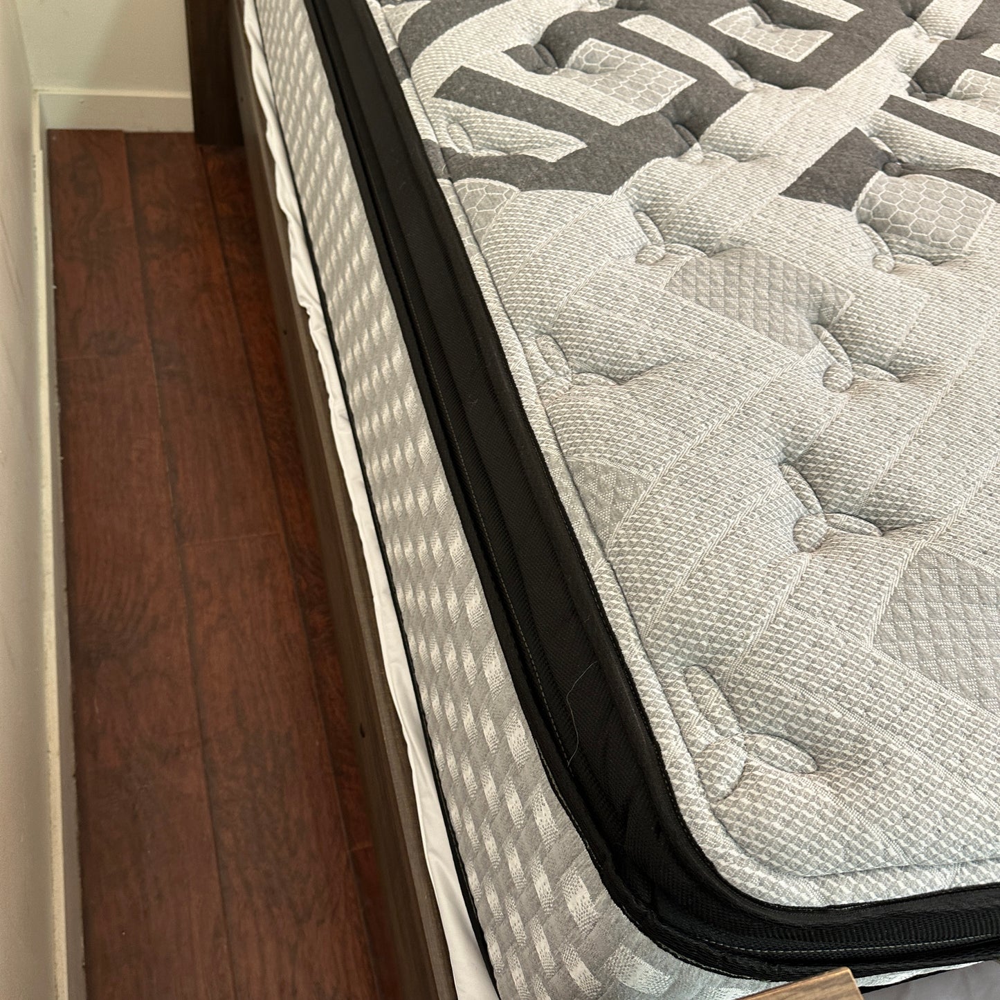 Juararo Queen Bed with Beautyrest Mattress