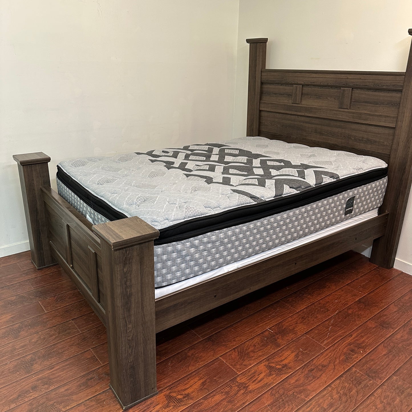 Juararo Queen Bed with Beautyrest Mattress