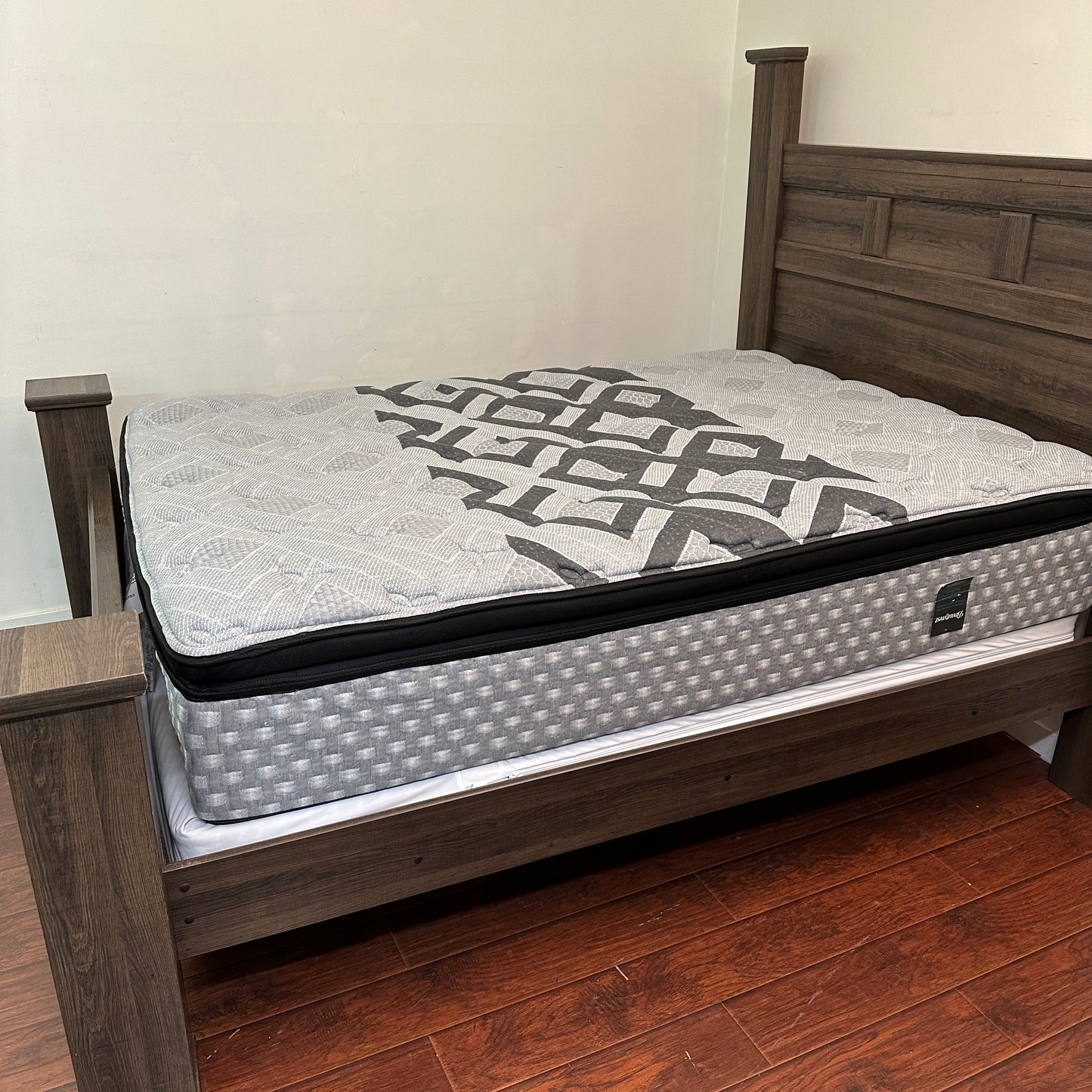 Juararo Queen Bed with Beautyrest Mattress