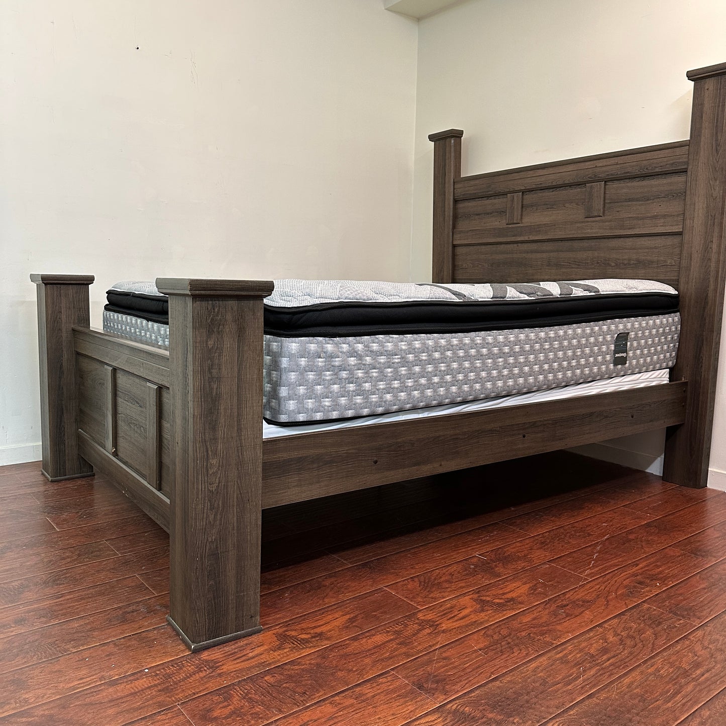 Juararo Queen Bed with Beautyrest Mattress