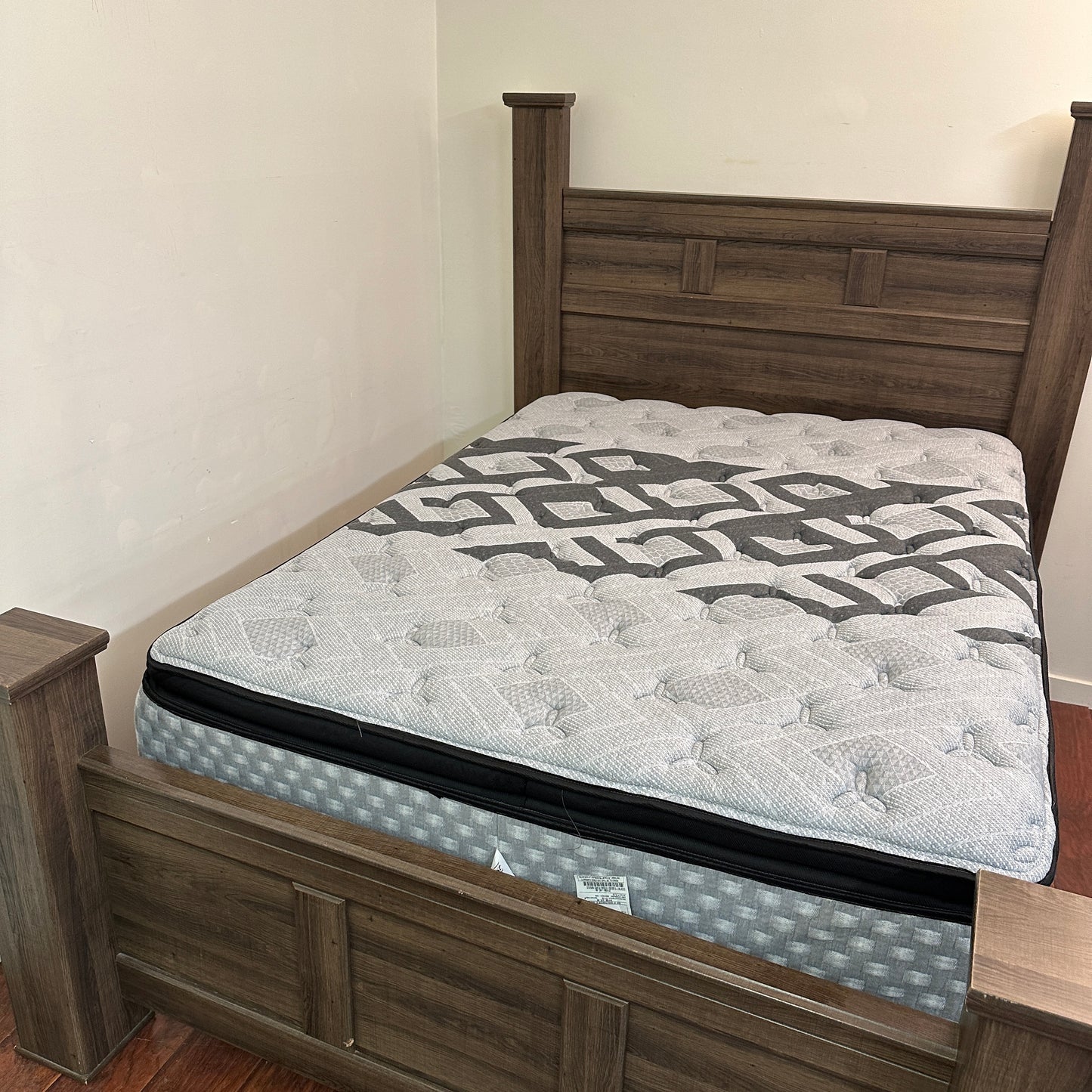 Juararo Queen Bed with Beautyrest Mattress