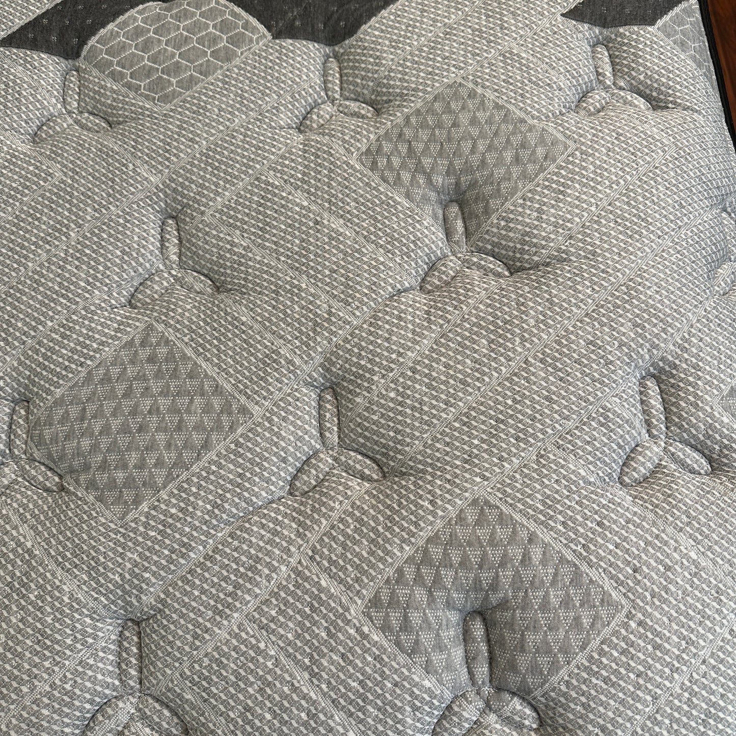 Juararo Queen Bed with Beautyrest Mattress