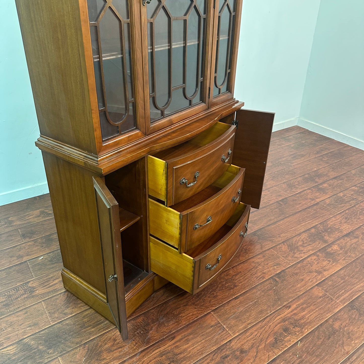 1960s Vintage Mahoganny Display Cabinet