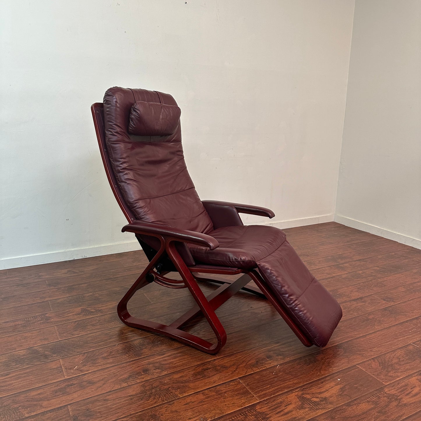 Backsaver Zero Gravity Leather Chair
