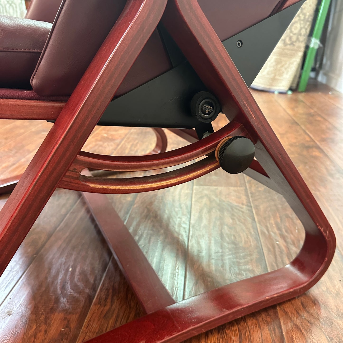 Backsaver Zero Gravity Leather Chair