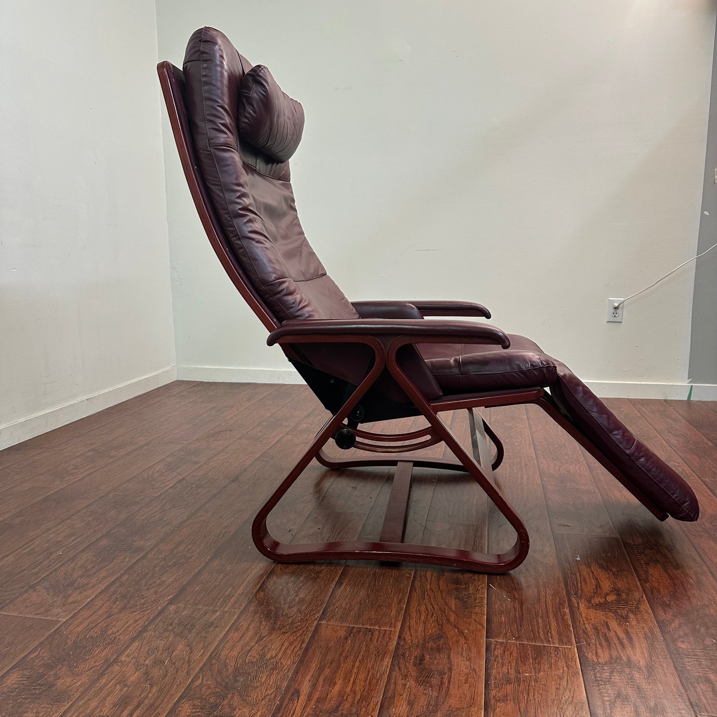 Backsaver Zero Gravity Leather Chair
