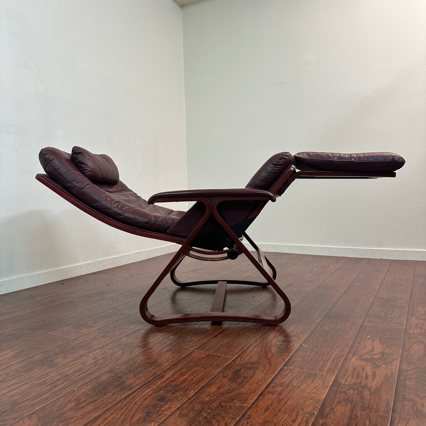 Backsaver Zero Gravity Leather Chair