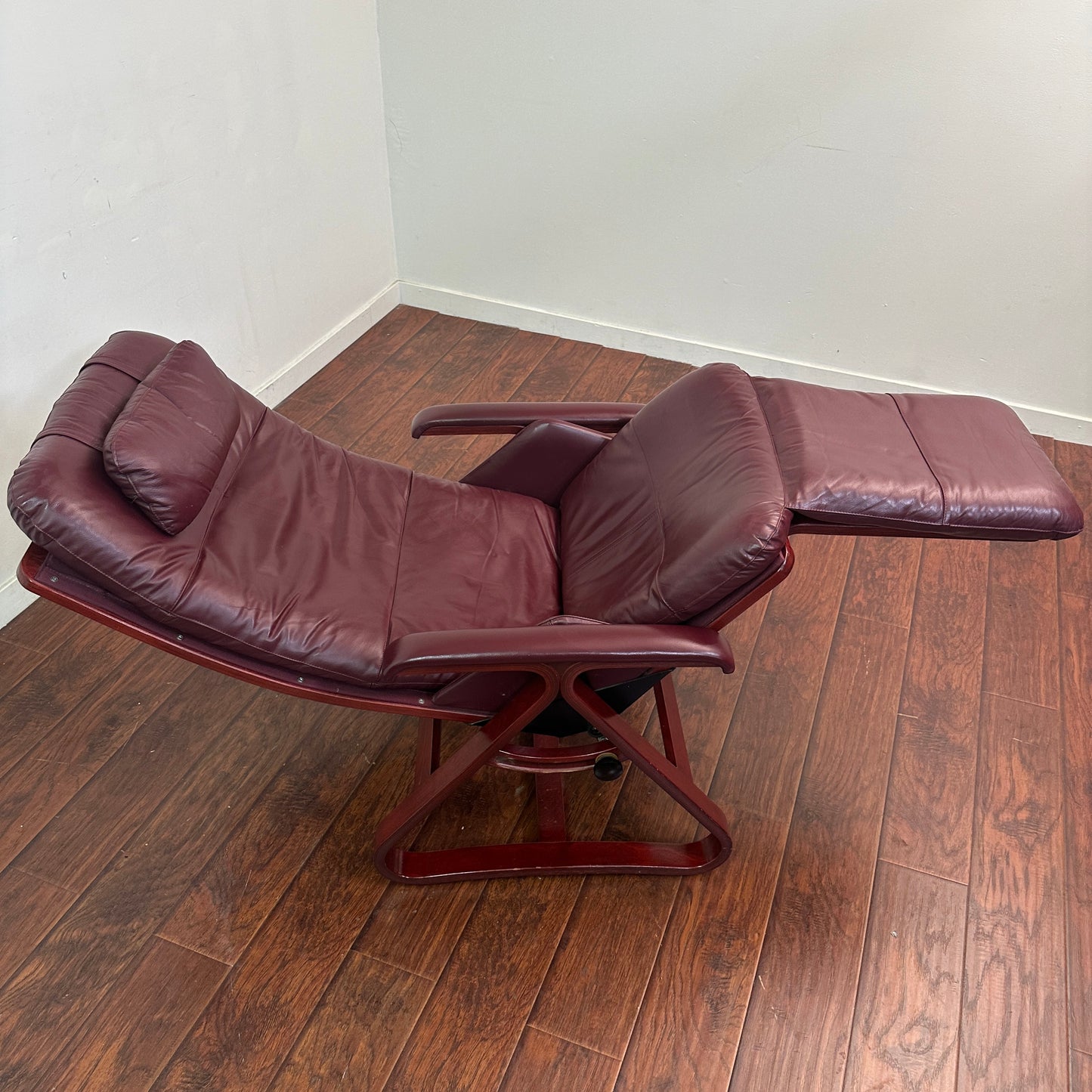 Backsaver Zero Gravity Leather Chair