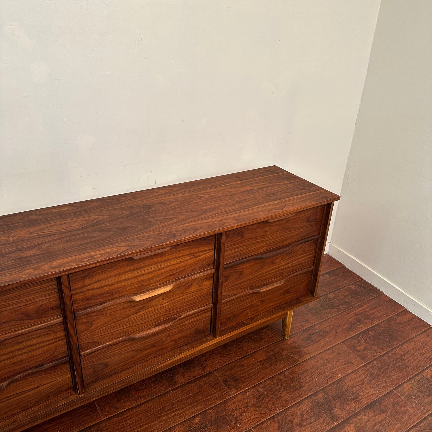 Walnut Mid-Century Nine Drawers Dresser