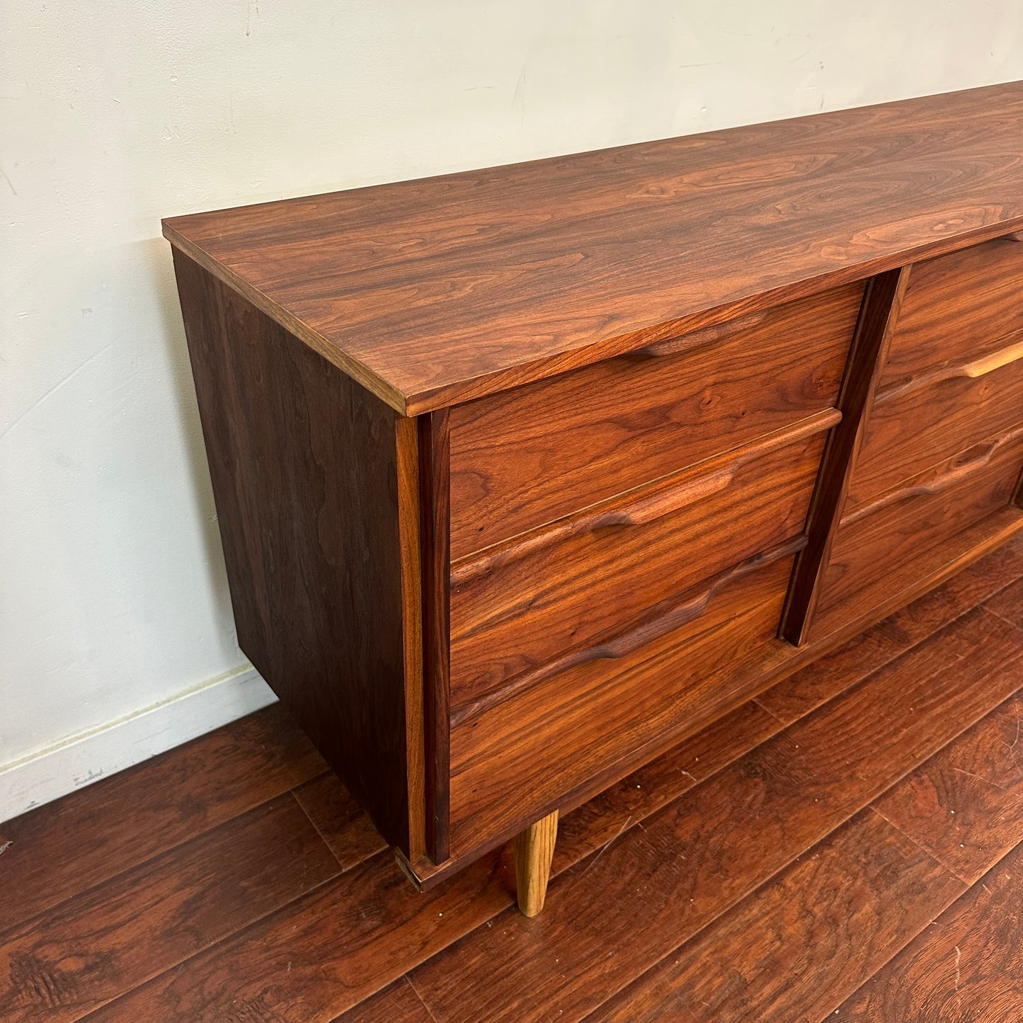 Walnut Mid-Century Nine Drawers Dresser