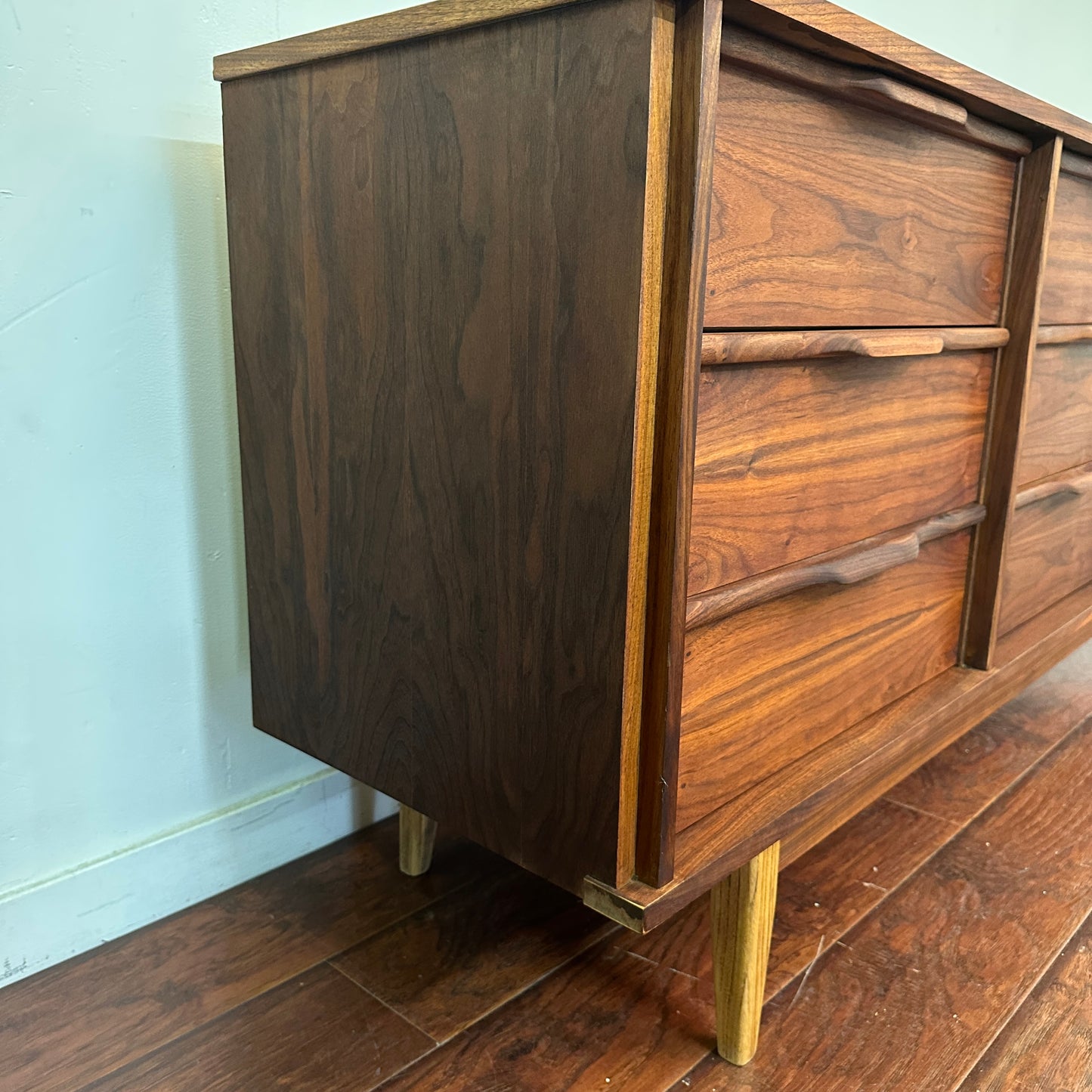 Walnut Mid-Century Nine Drawers Dresser