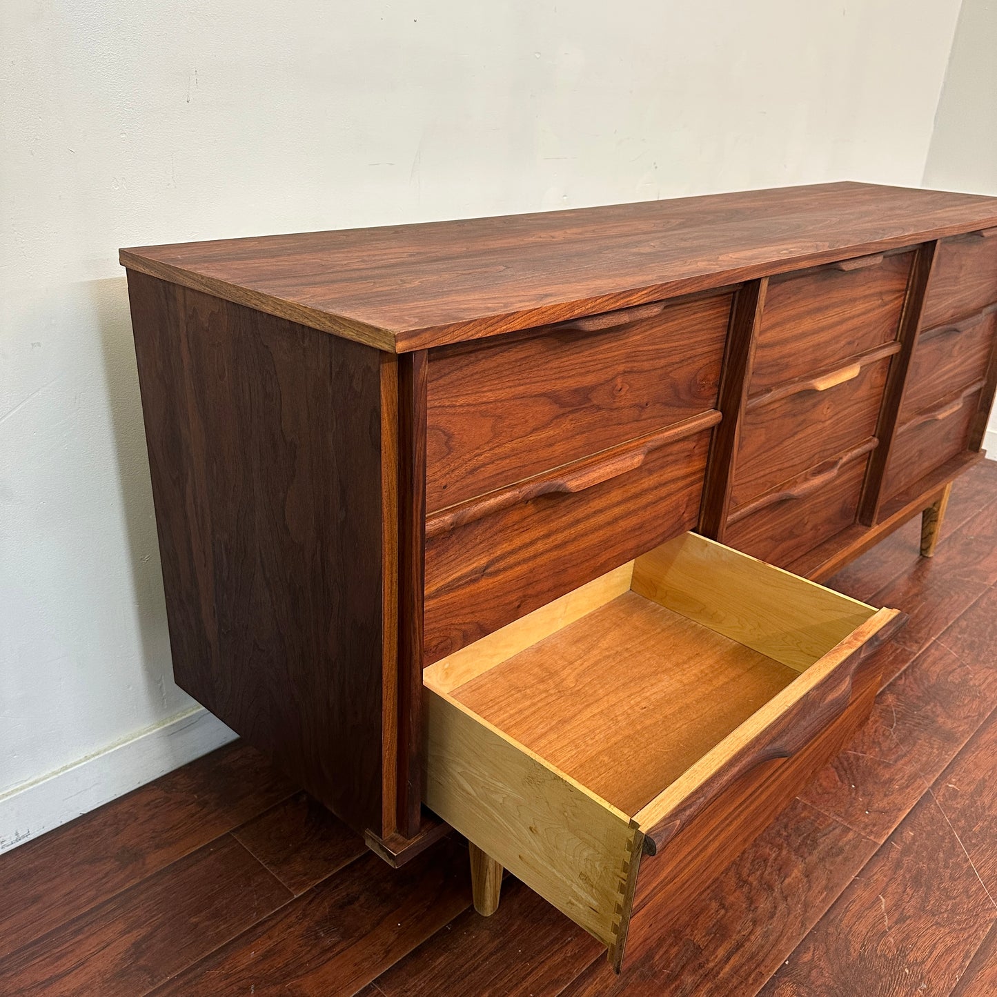 Walnut Mid-Century Nine Drawers Dresser