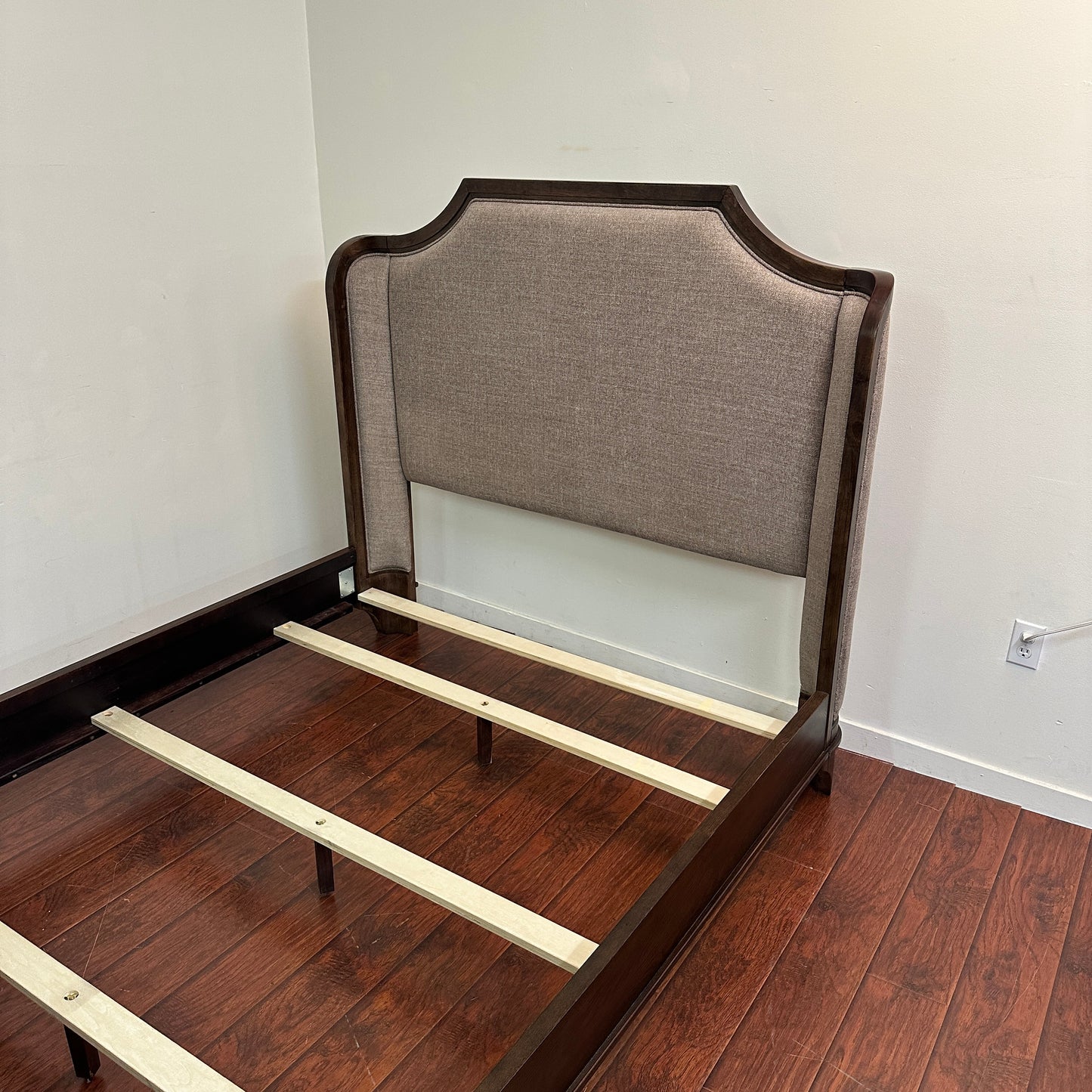 Larrenton Brown Queen Size Bed