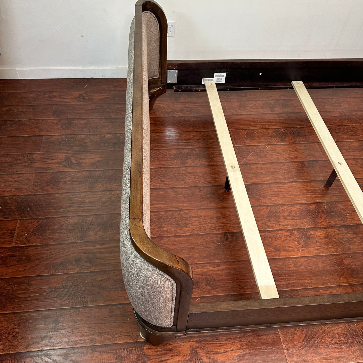 Larrenton Brown Queen Size Bed
