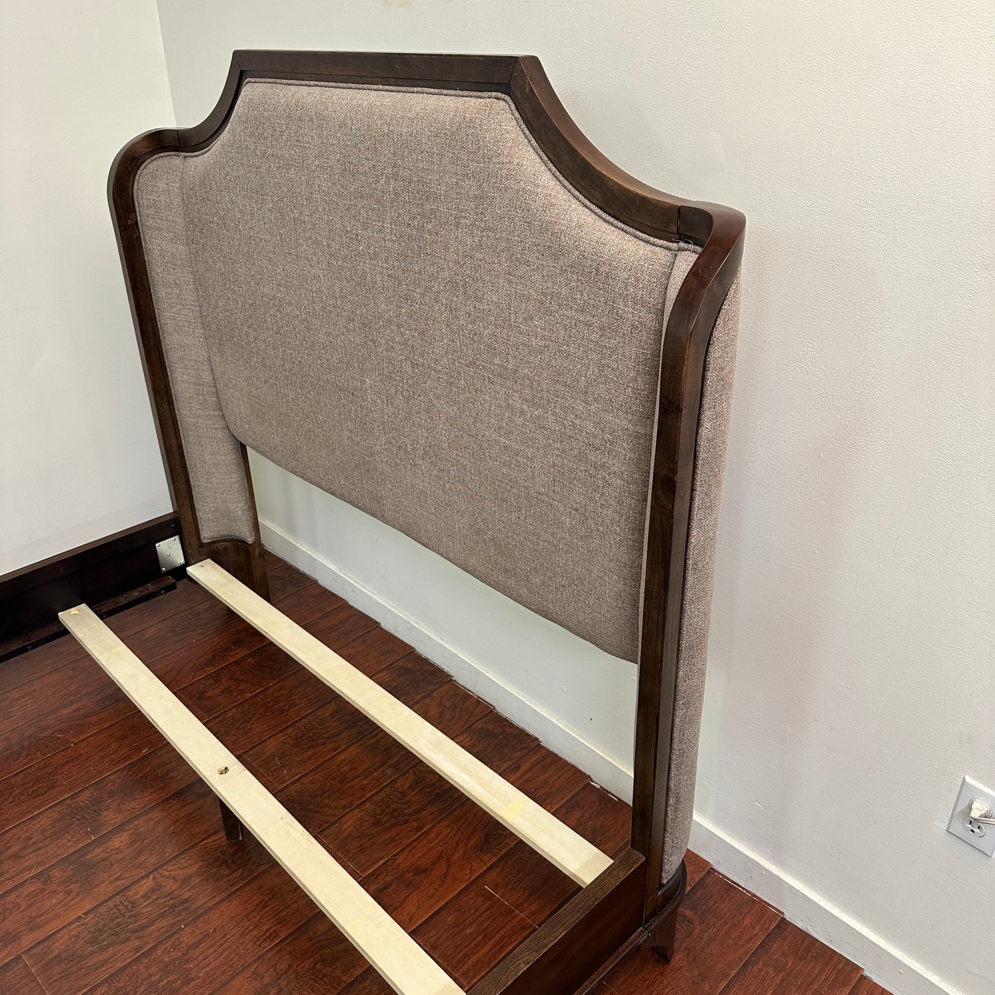 Larrenton Brown Queen Size Bed