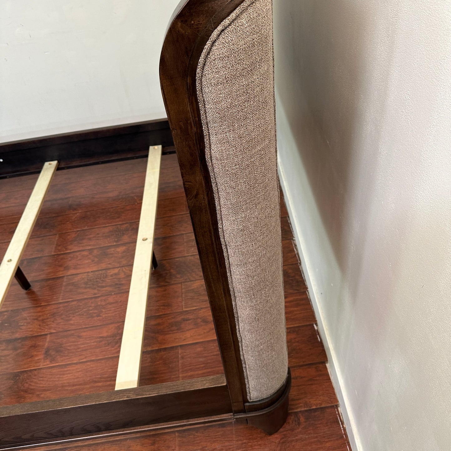 Larrenton Brown Queen Size Bed