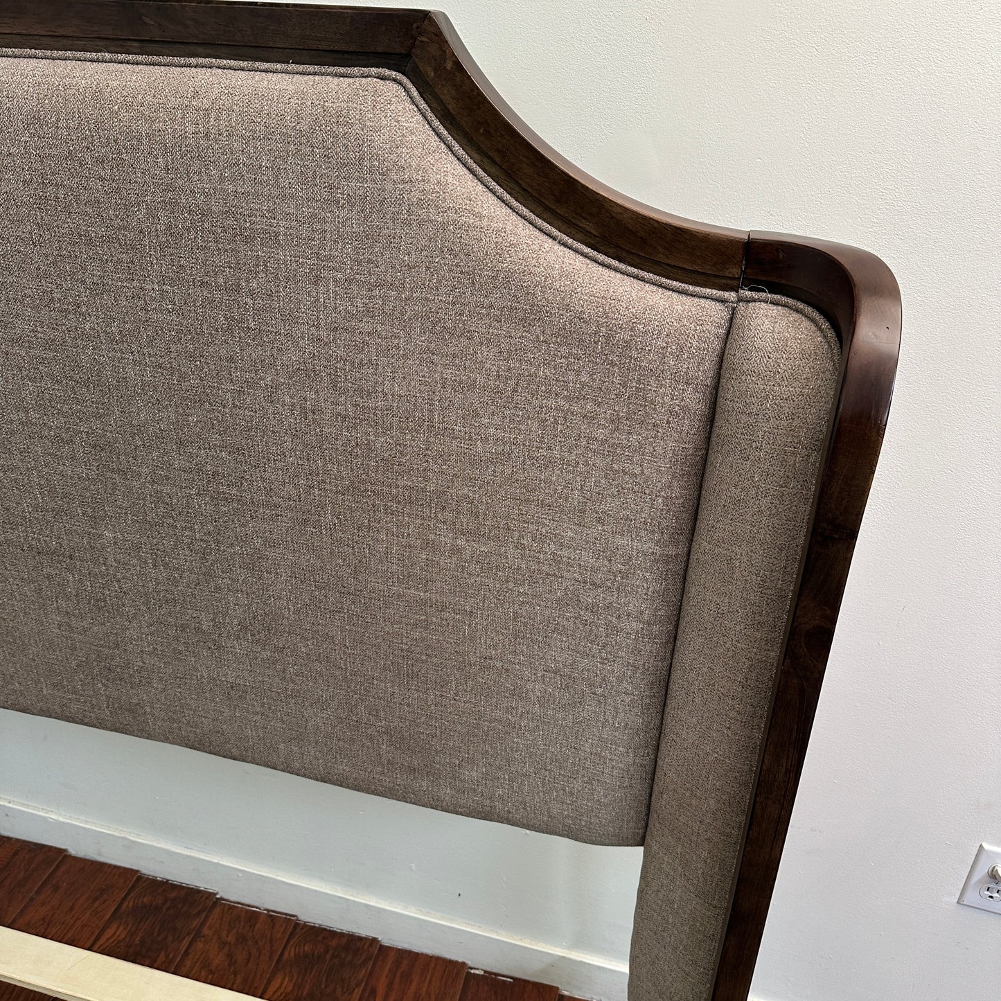 Larrenton Brown Queen Size Bed