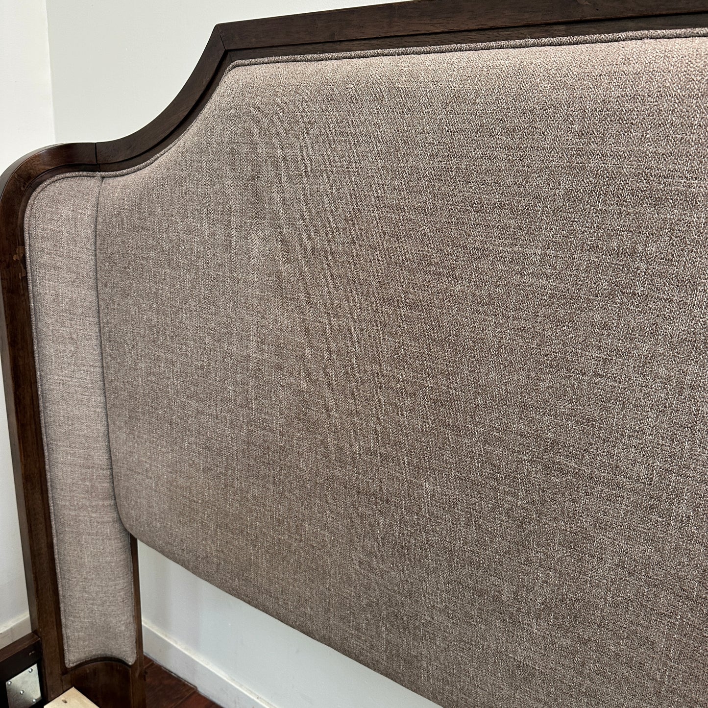 Larrenton Brown Queen Size Bed