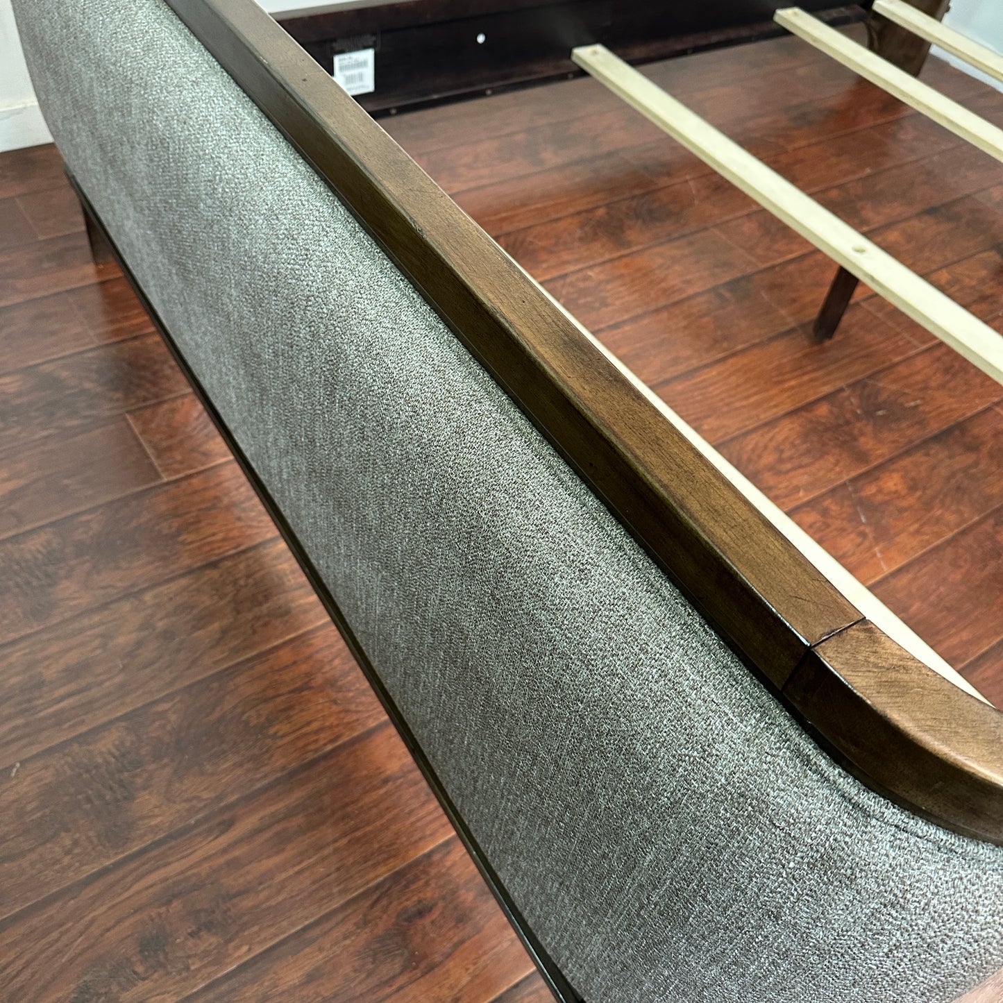 Larrenton Brown Queen Size Bed