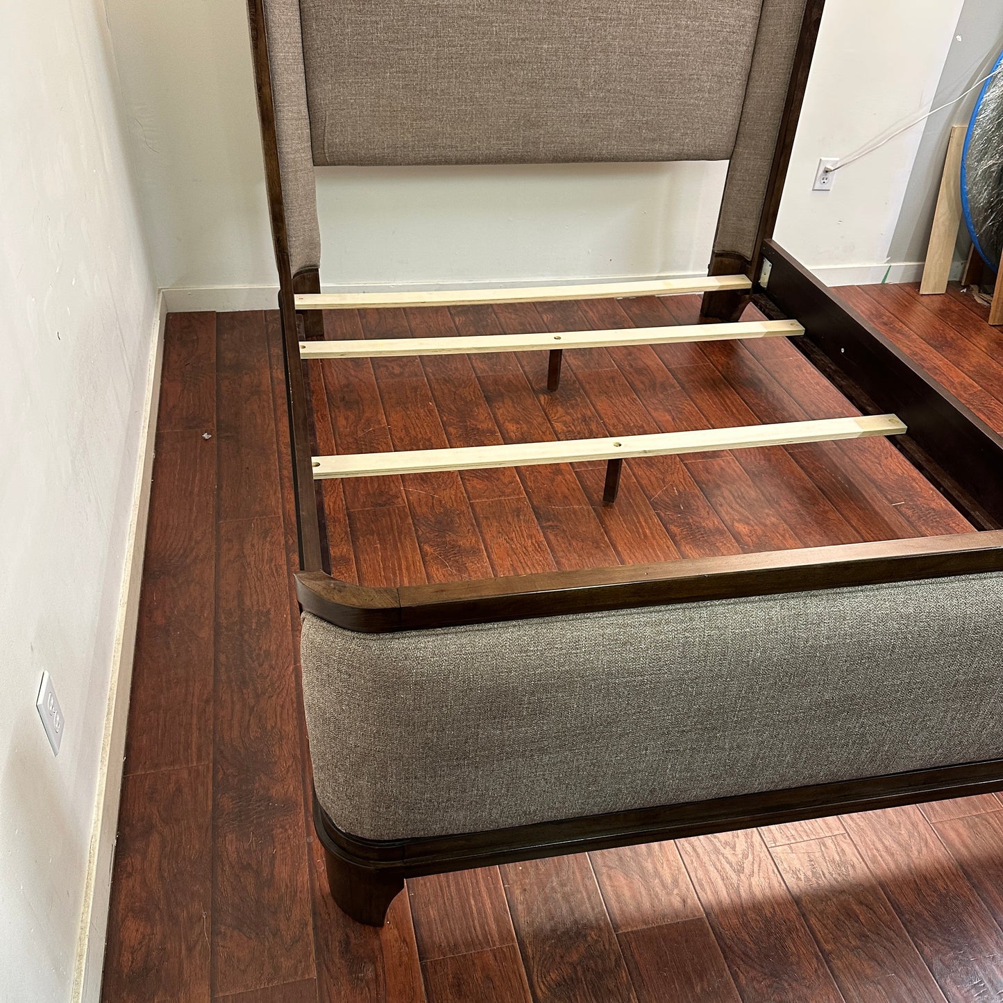 Larrenton Brown Queen Size Bed