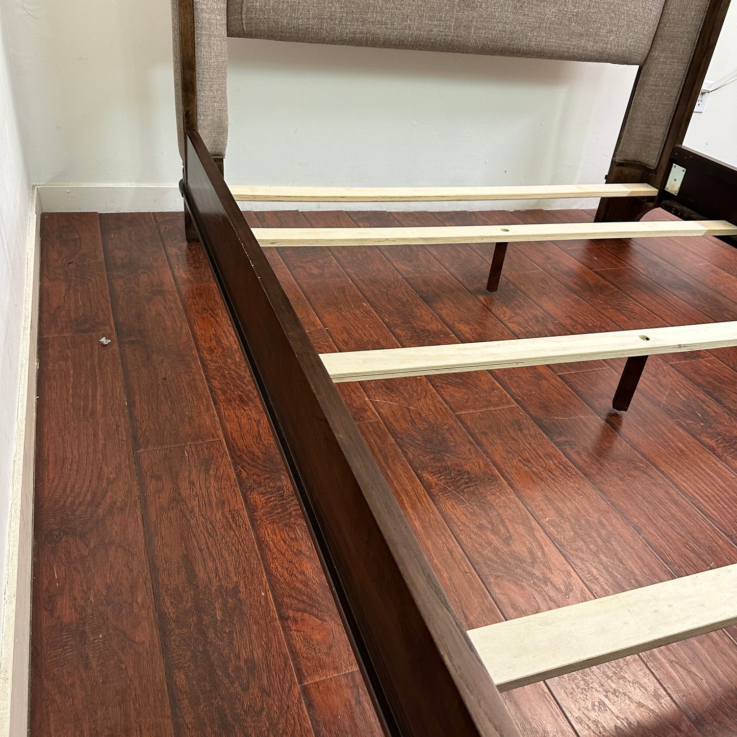 Larrenton Brown Queen Size Bed
