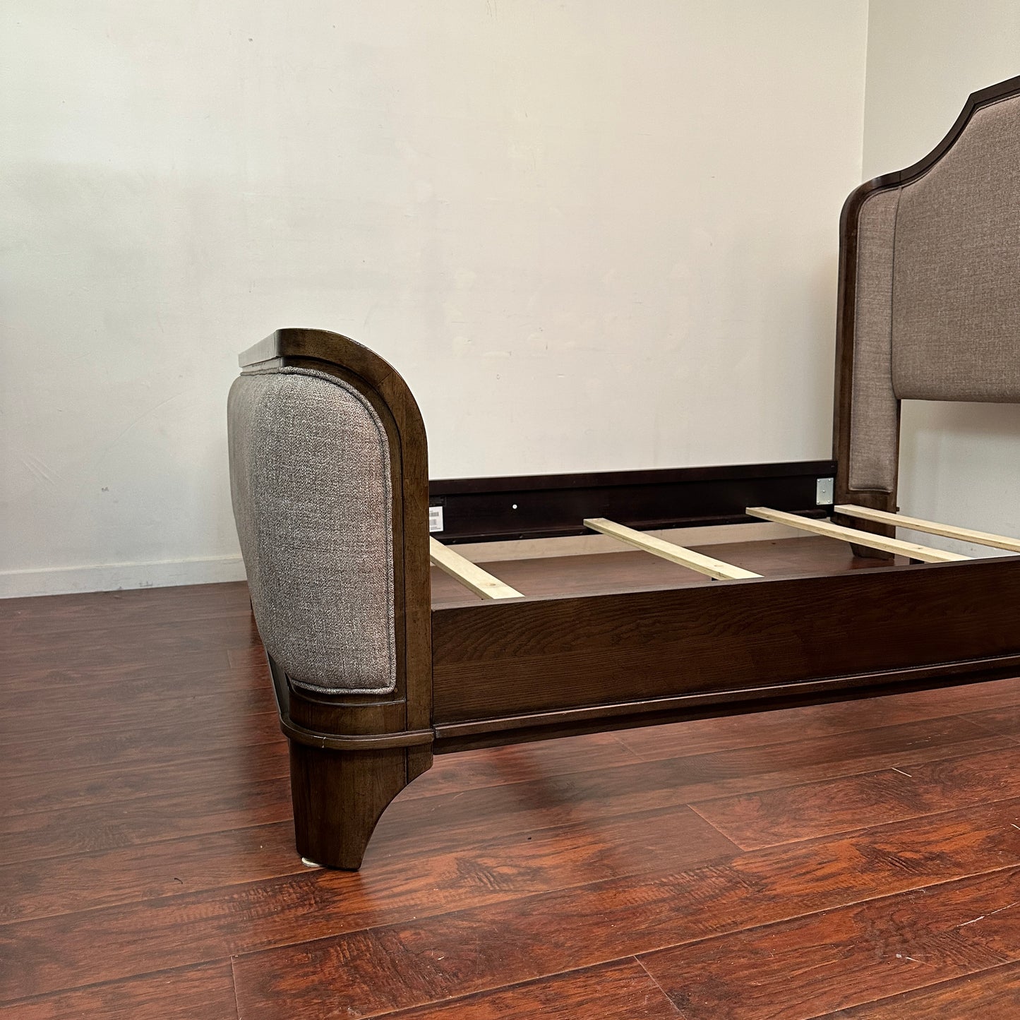 Larrenton Brown Queen Size Bed