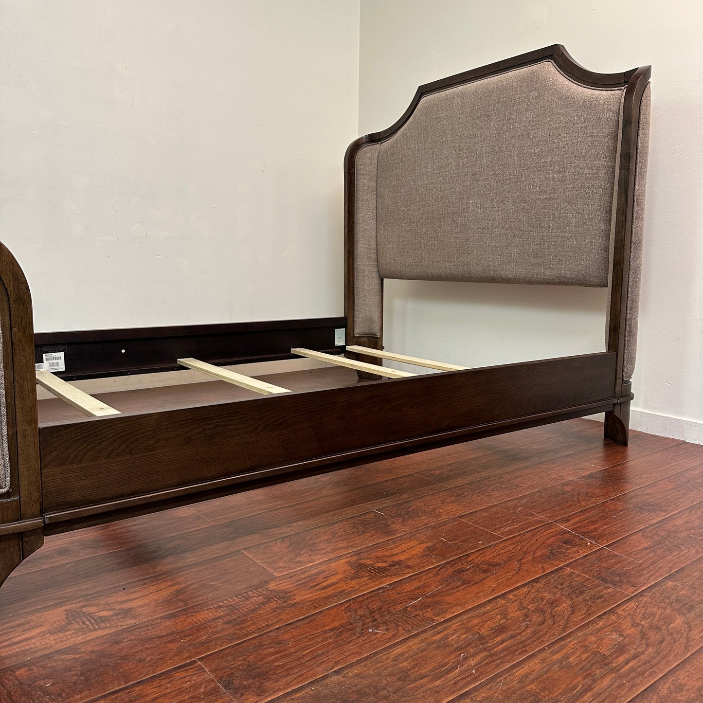 Larrenton Brown Queen Size Bed