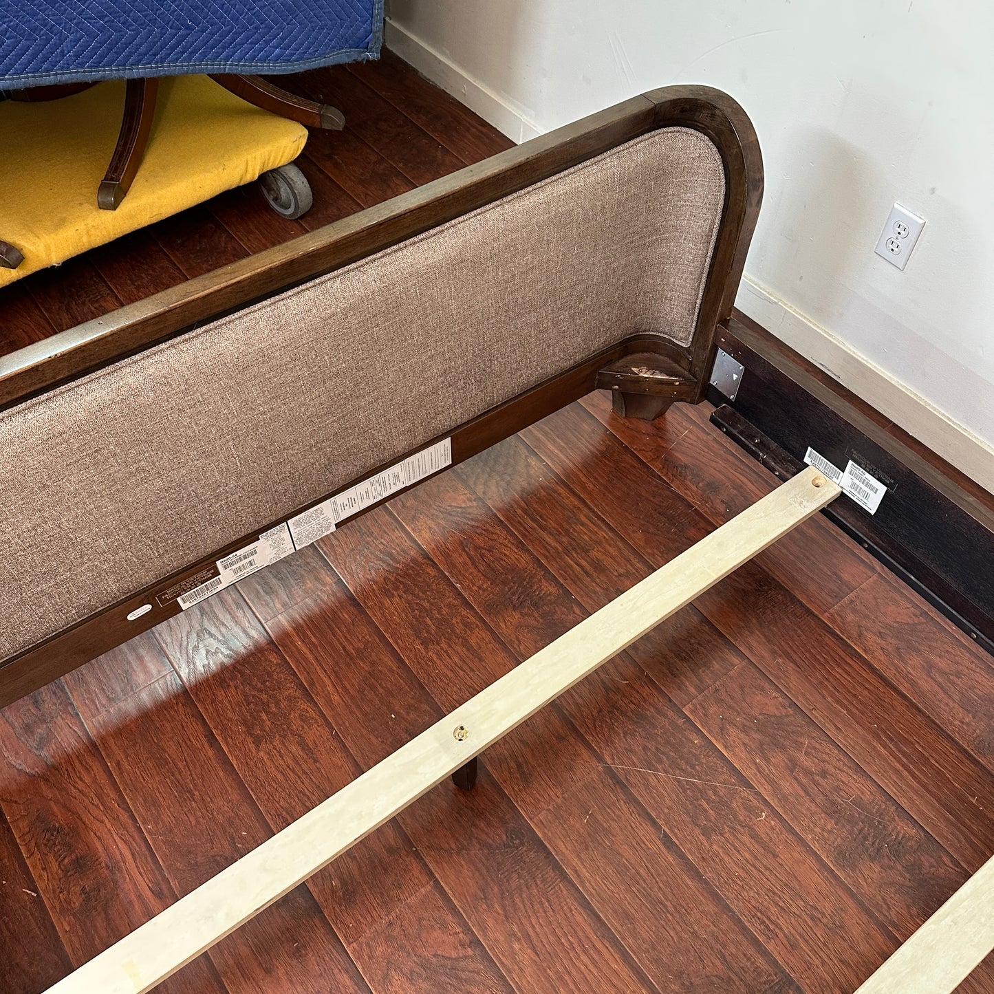 Larrenton Brown Queen Size Bed