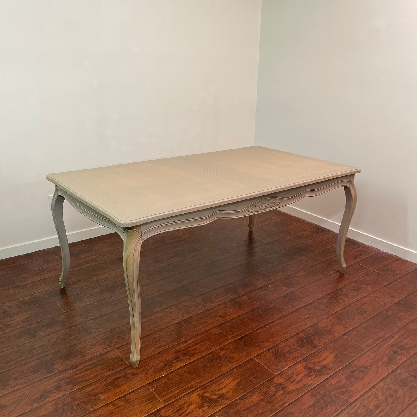 Queen Anne Style Solid Wood Dining Table