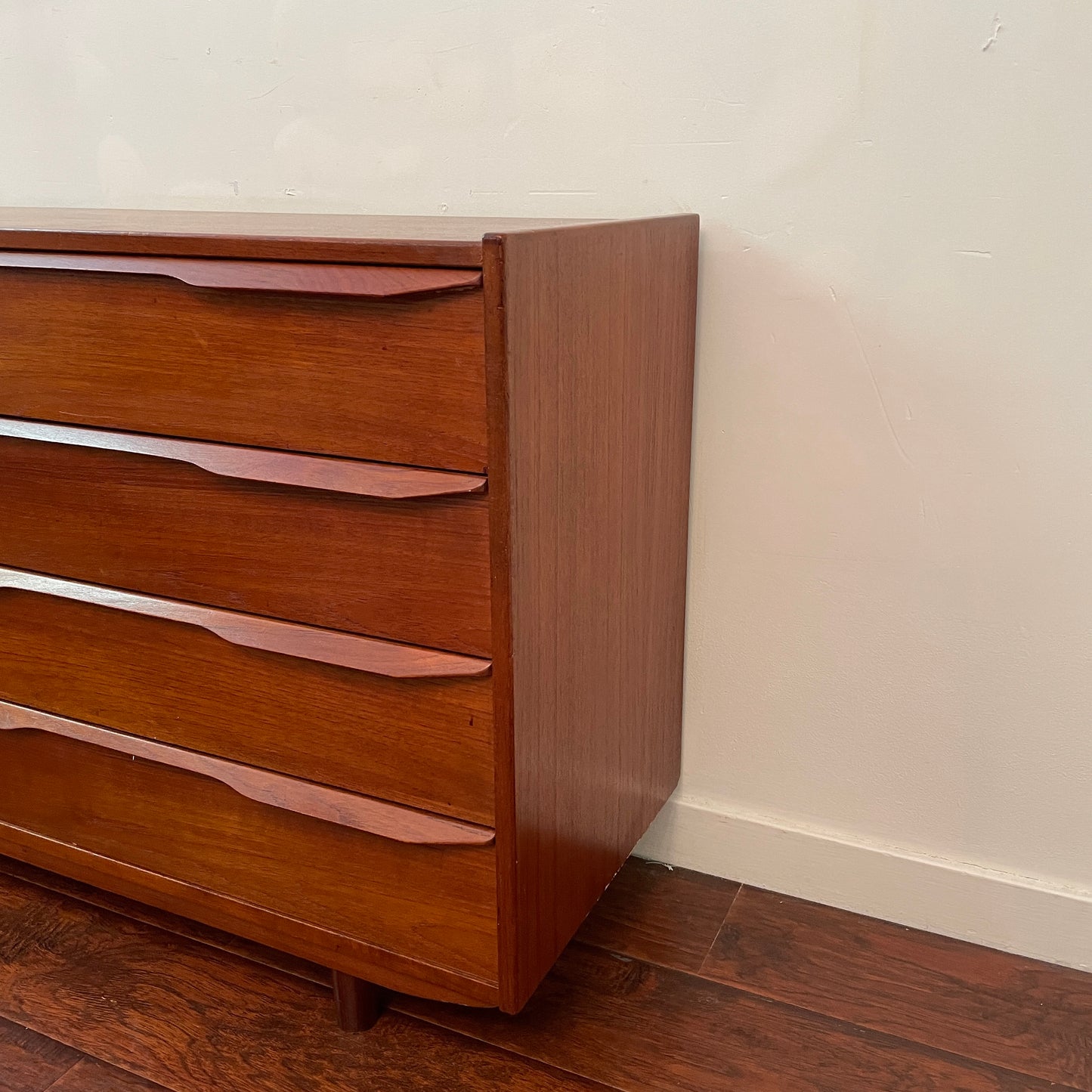 Mid Century Modern Teak 6 Drawers Dresser