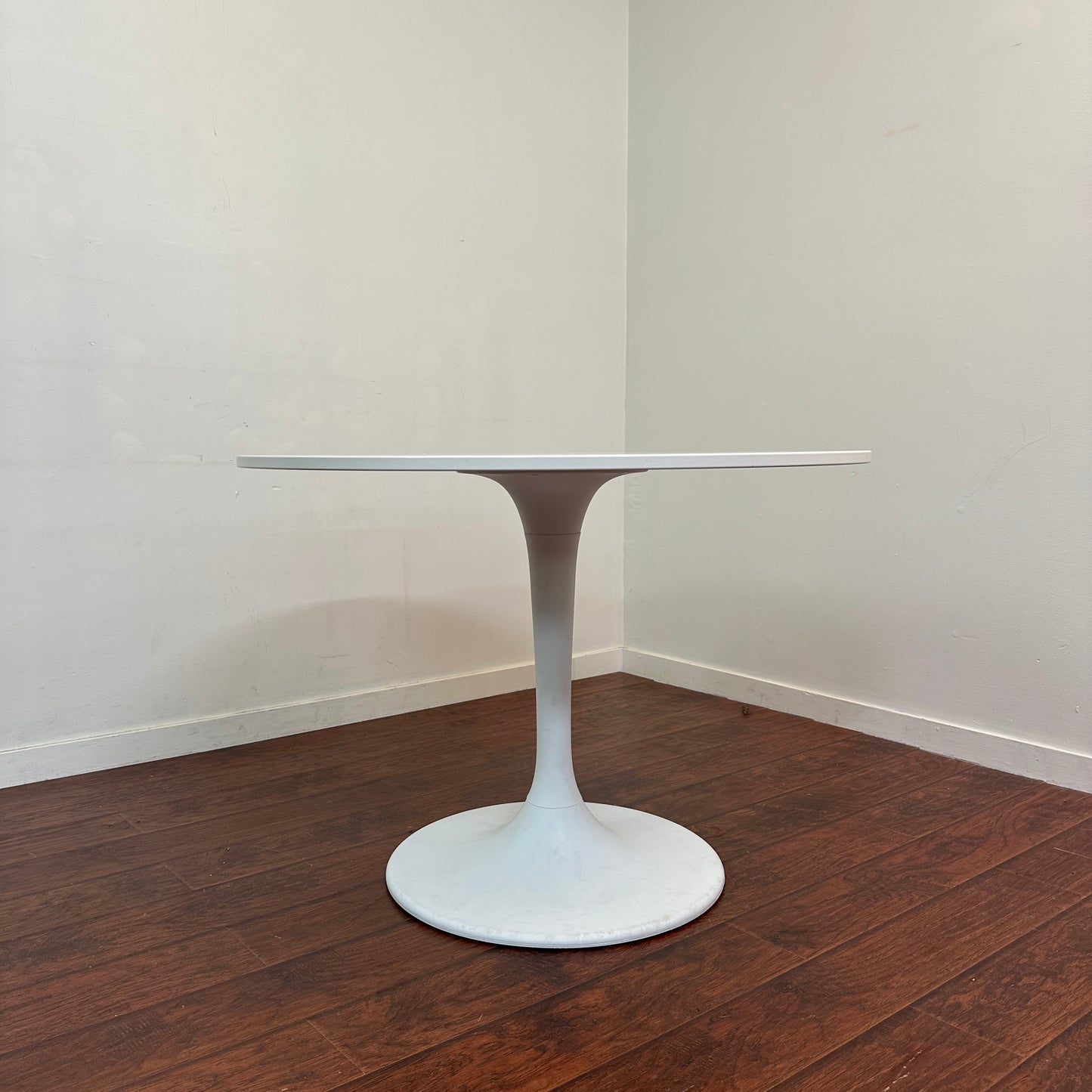 White Round Pedestal Dining Table