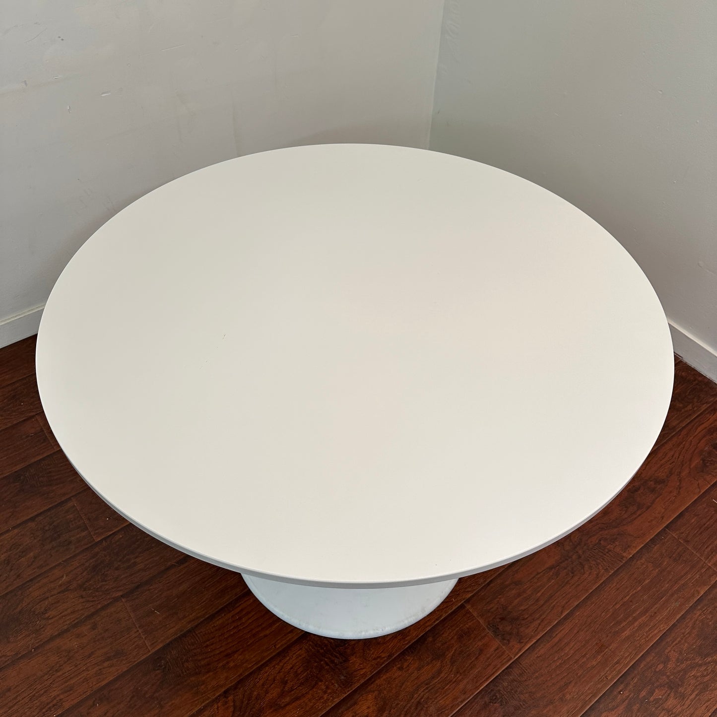 White Round Pedestal Dining Table