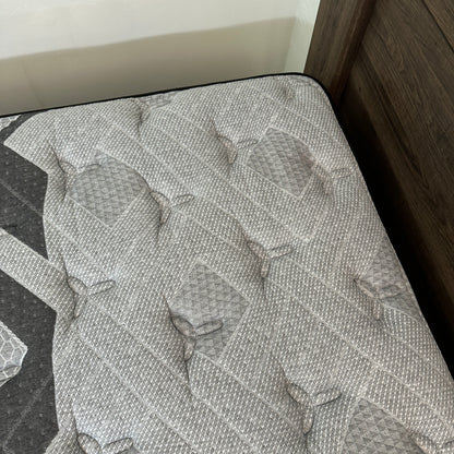 Juararo Queen Bed with Beautyrest Mattress