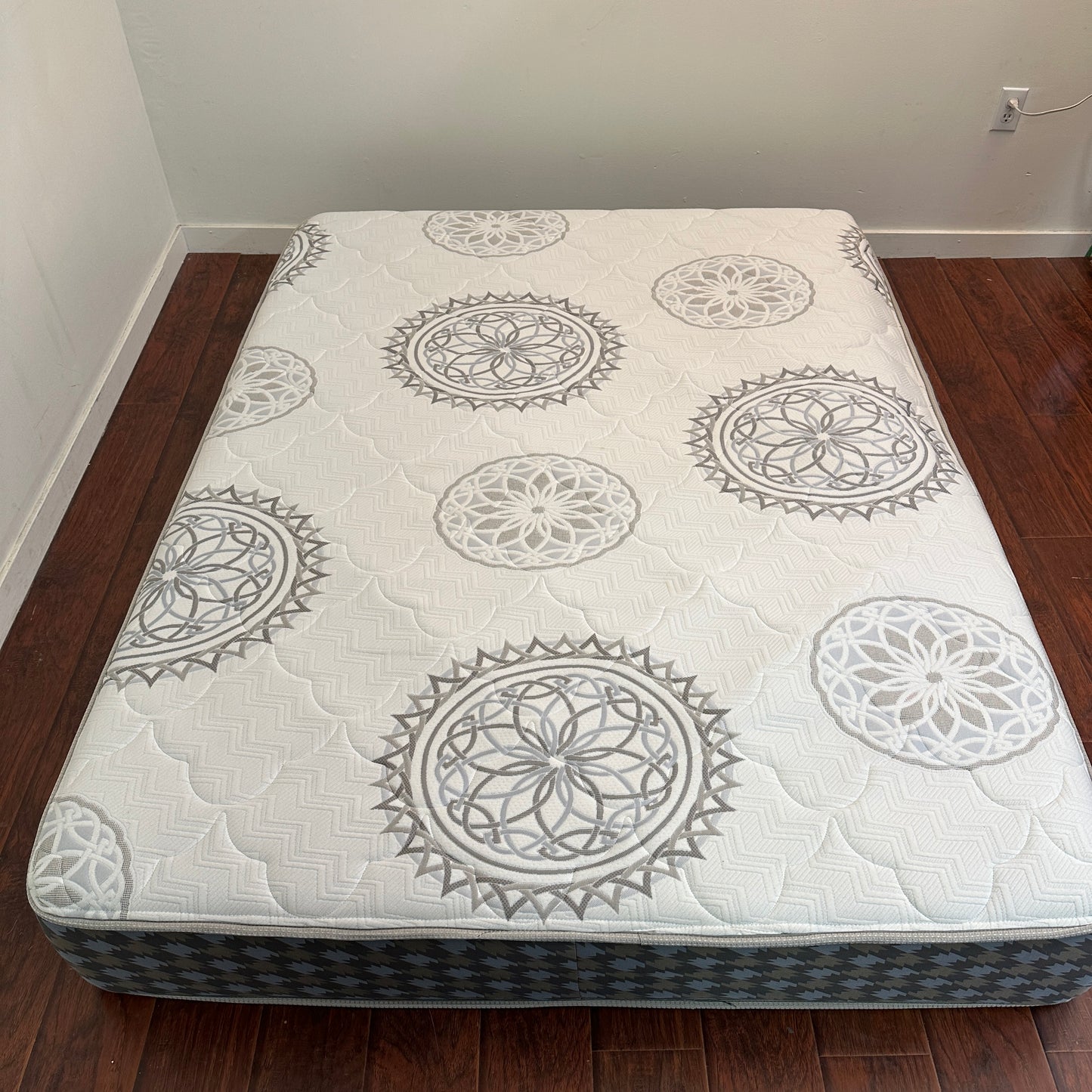 Silver BeautyRest Queen Mattress and Box Spring