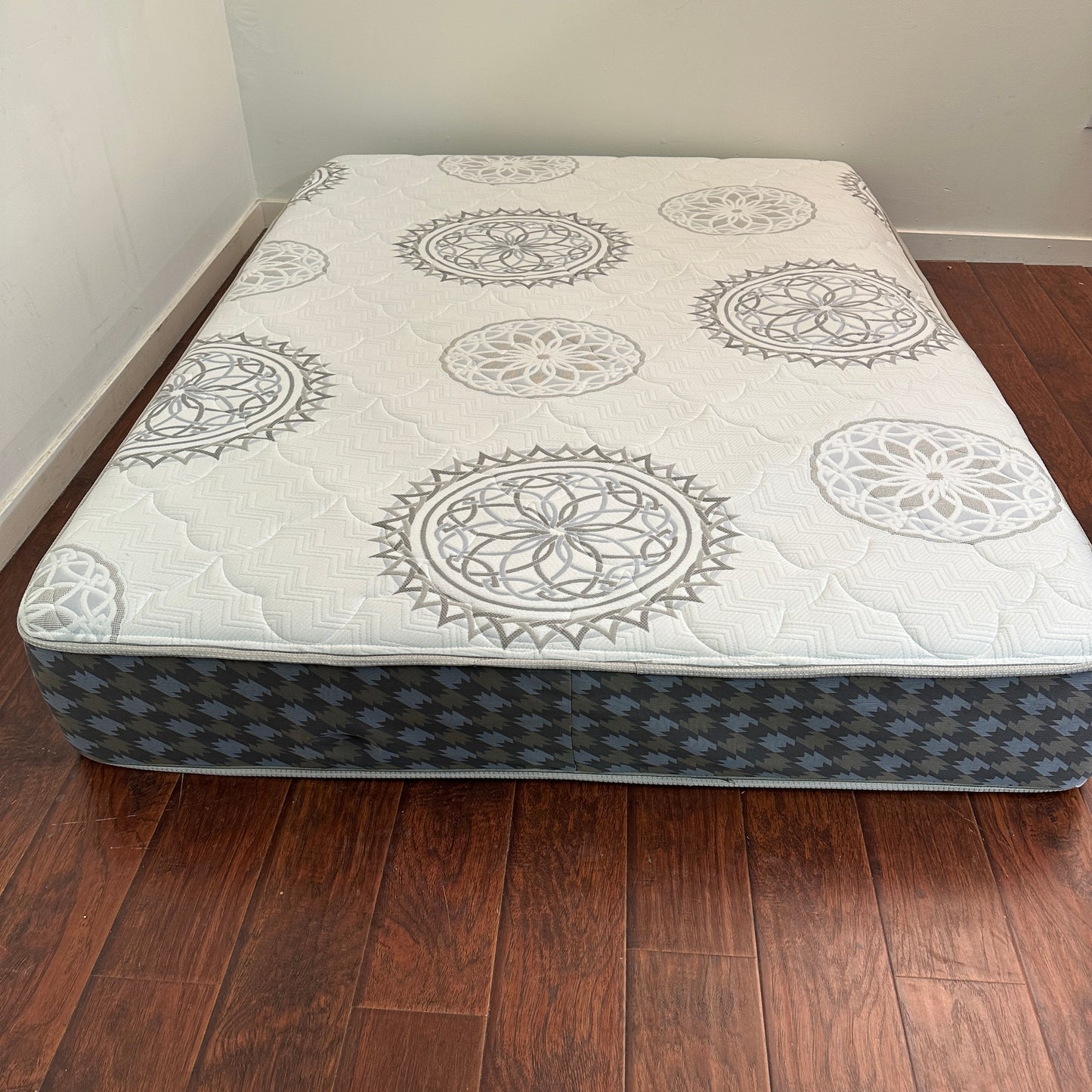 Silver BeautyRest Queen Mattress and Box Spring