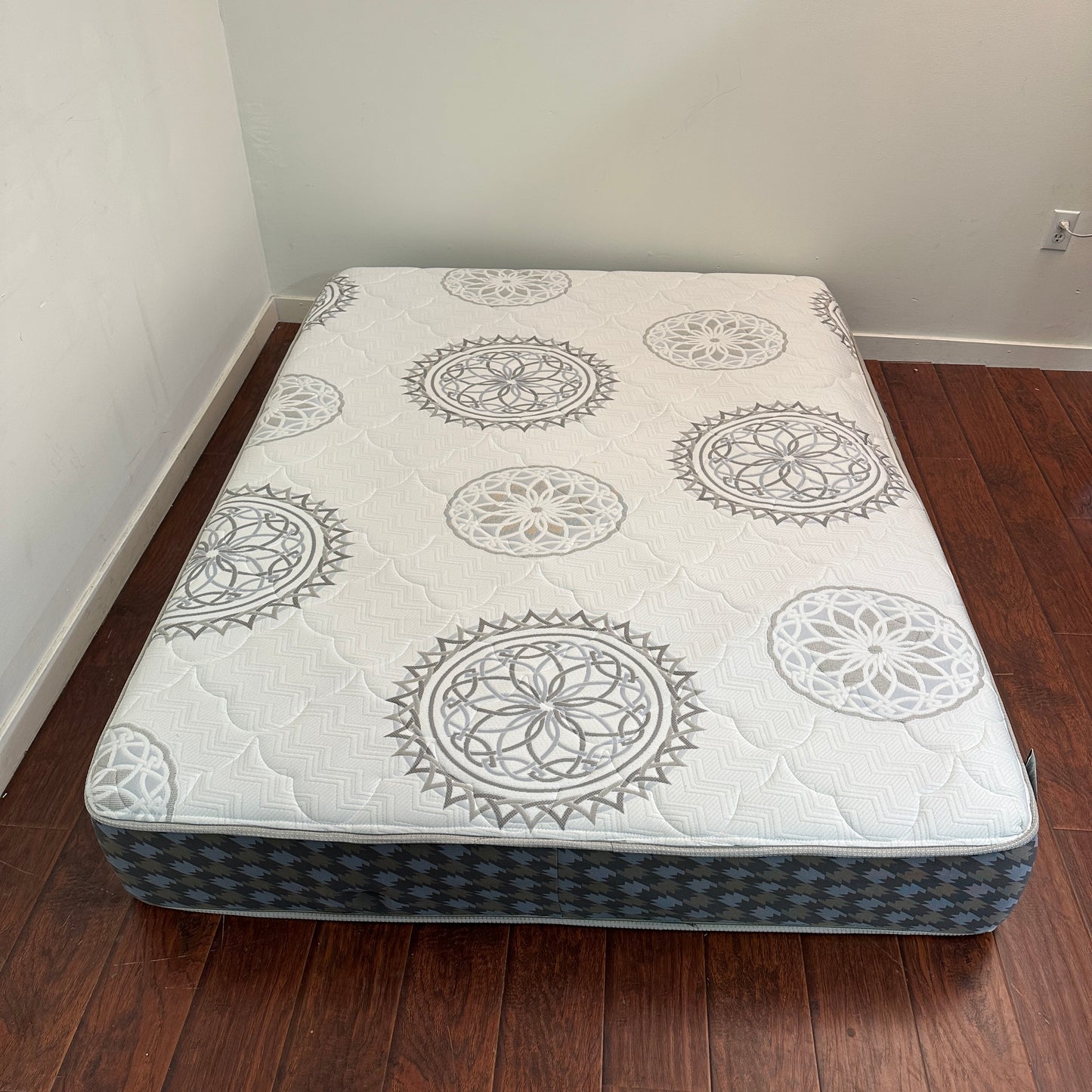 Silver BeautyRest Queen Mattress and Box Spring