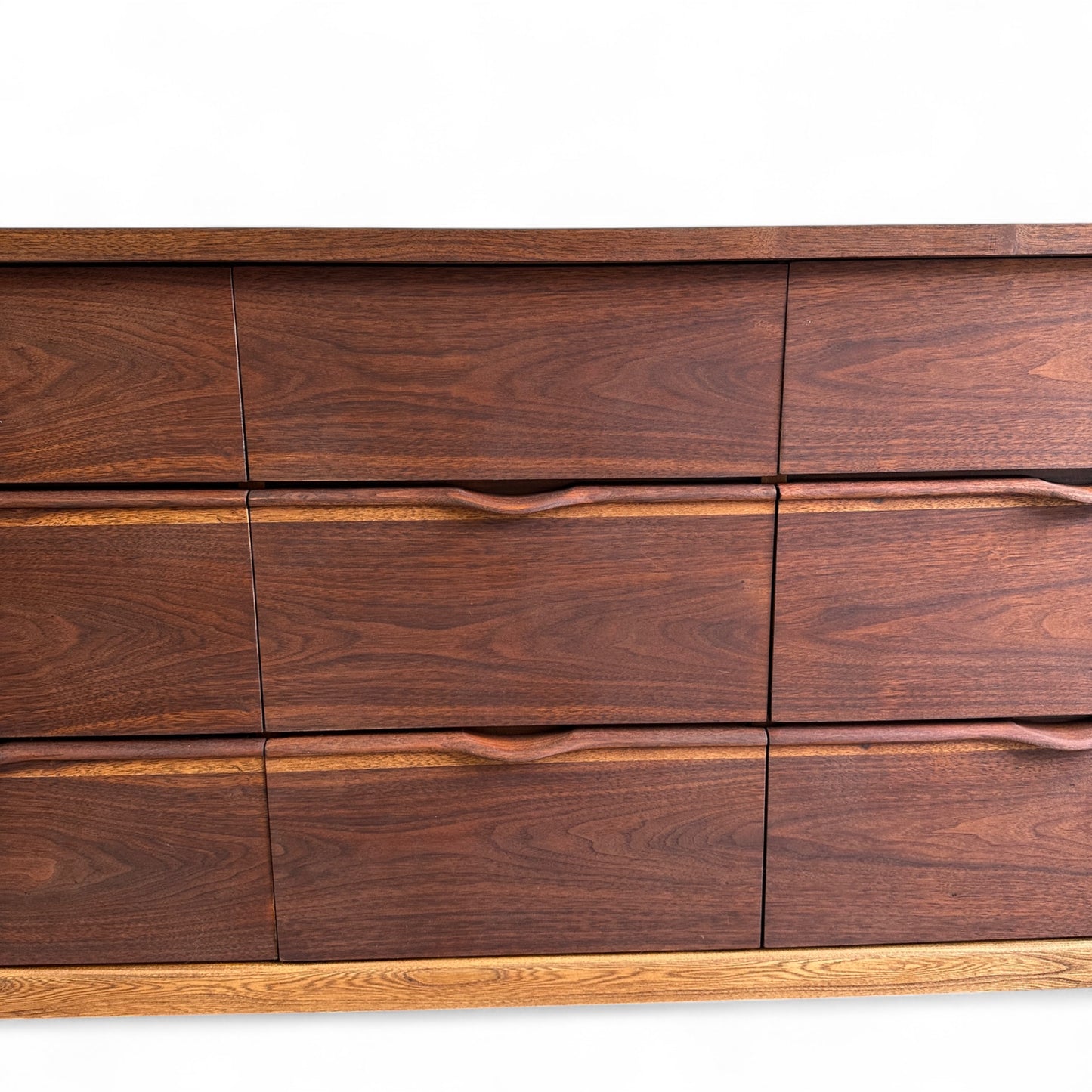 Walnut Mid-Century 9 Drawers Dresser