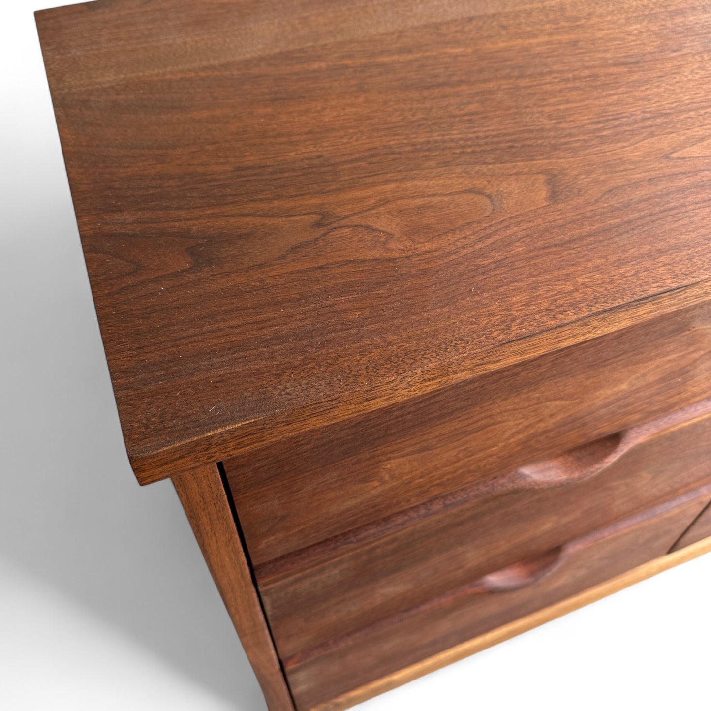 Walnut Mid-Century 9 Drawers Dresser